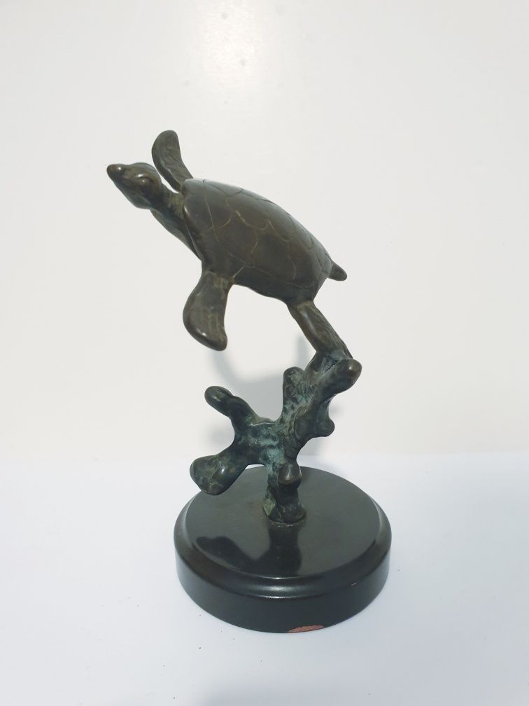 Linda antiga escultura de uma tartaruga marinha em bronze