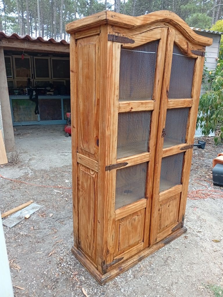 Móvel rústico com portas em rede