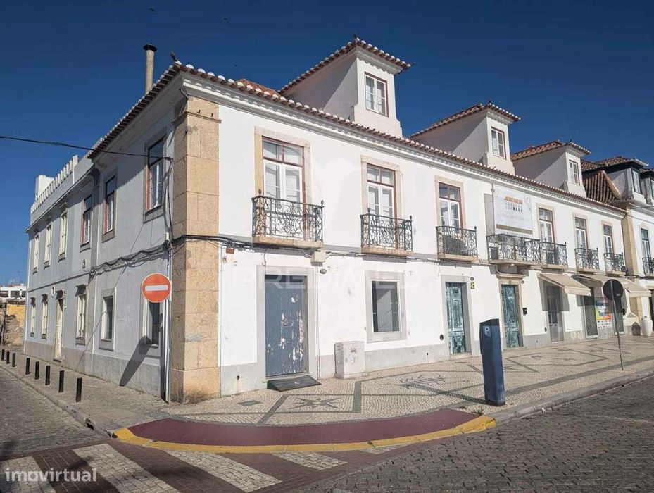 Apartamento T3 em Edifício Pombalino, frente rio, 195m2
