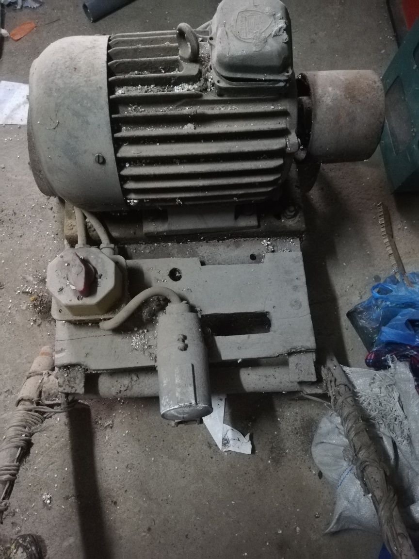 Sprzedam silnik 7. 5 kw wraz z wózkiem.