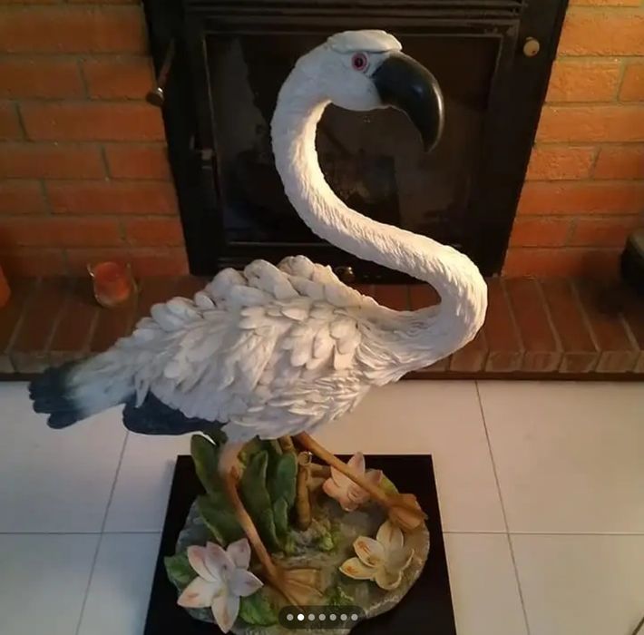 Linda estatueta  em marfinite  com 70 cm altura e base em madeira