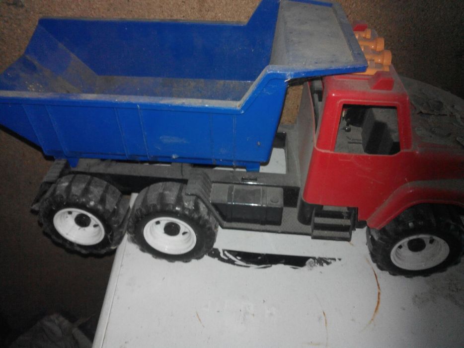 Машины детские :  самосвал и мусоровоз ( фура)