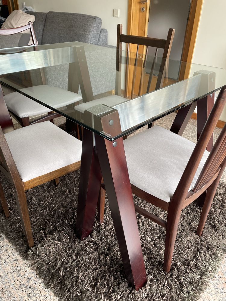 Mesa com tampo de vidro