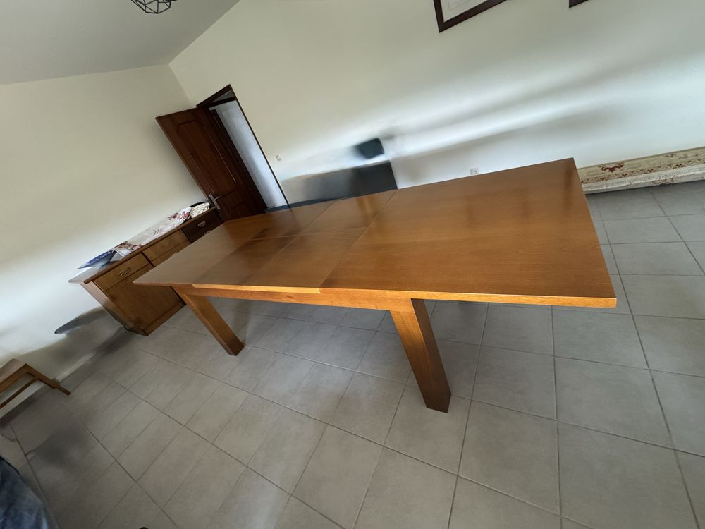 Mesa de jantar em madeira