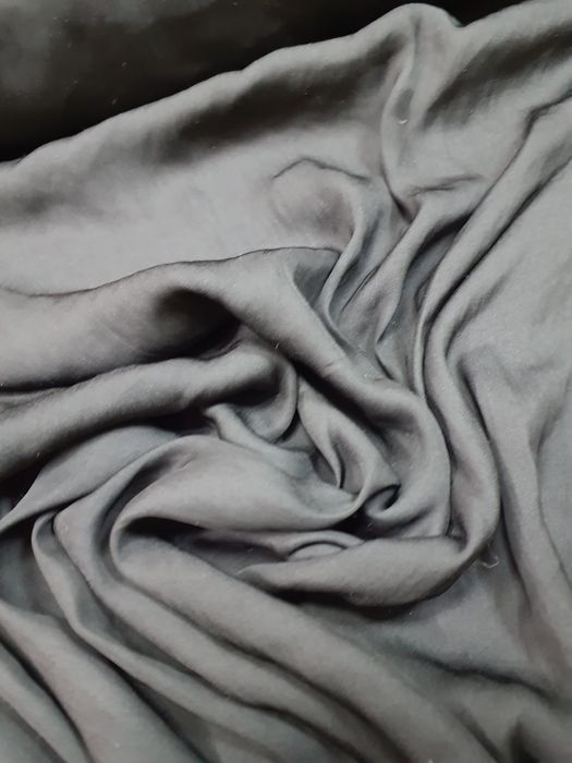 Tkanina czarna cieńka delikatna szer.146 cm.