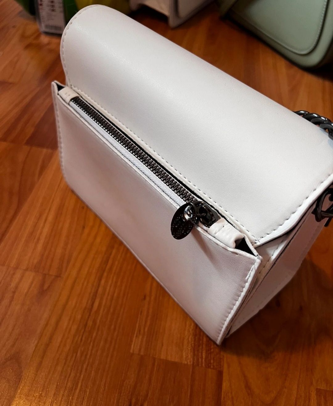 Biała torebka kopertówka Zara
