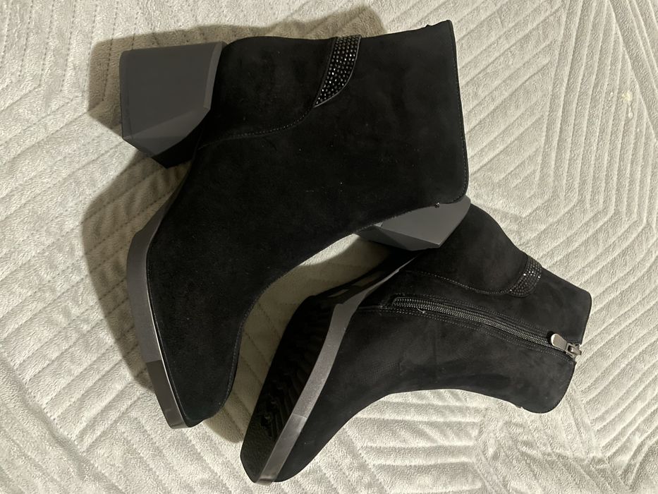 Жіночі замшеві ботильйони