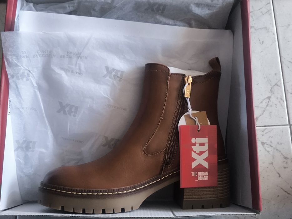 Botas curtas XTI novas
