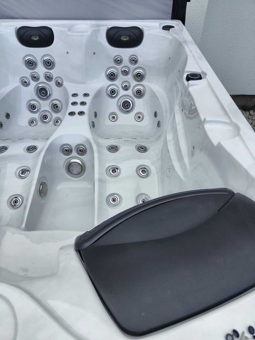 Jacuzzi 3 osobowe , całoroczne ponad 60 dysz, 220x156x88cm - transport
