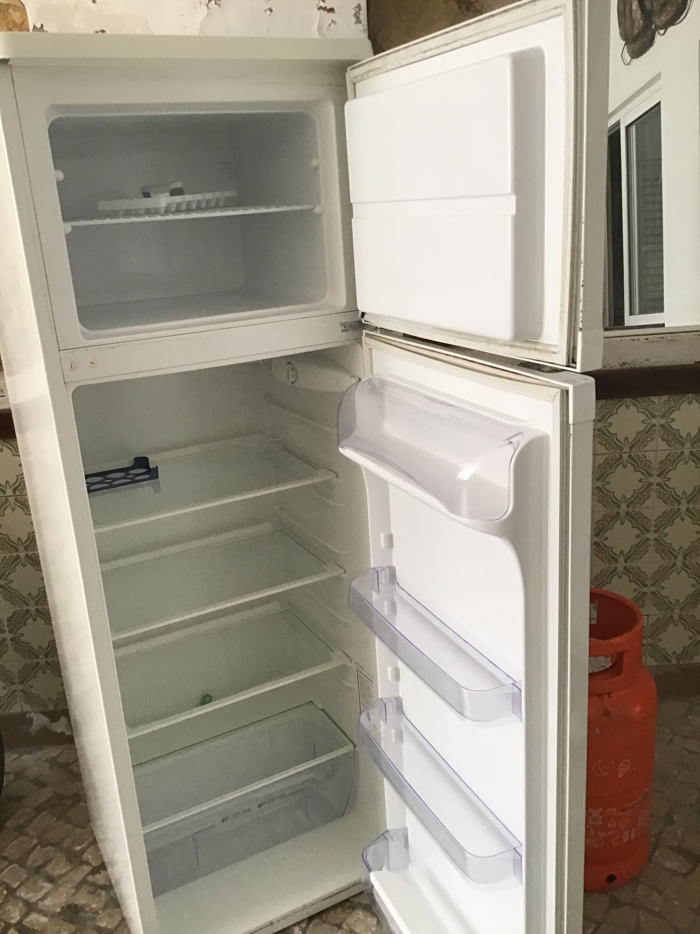 Frigorífico com secção de congelação