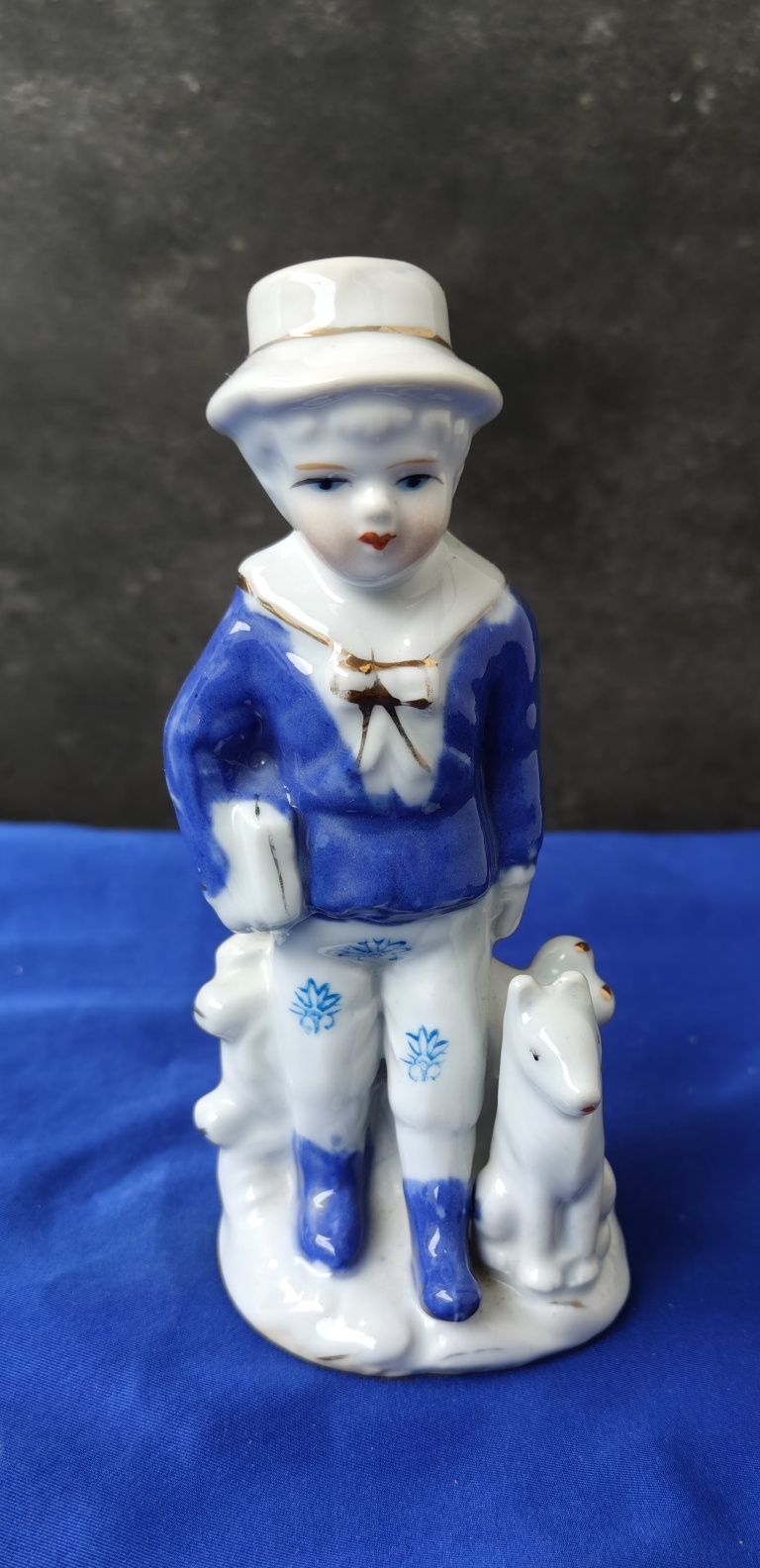 Porcelanowa Figurka chłopca z psem w stylu Holland Delft