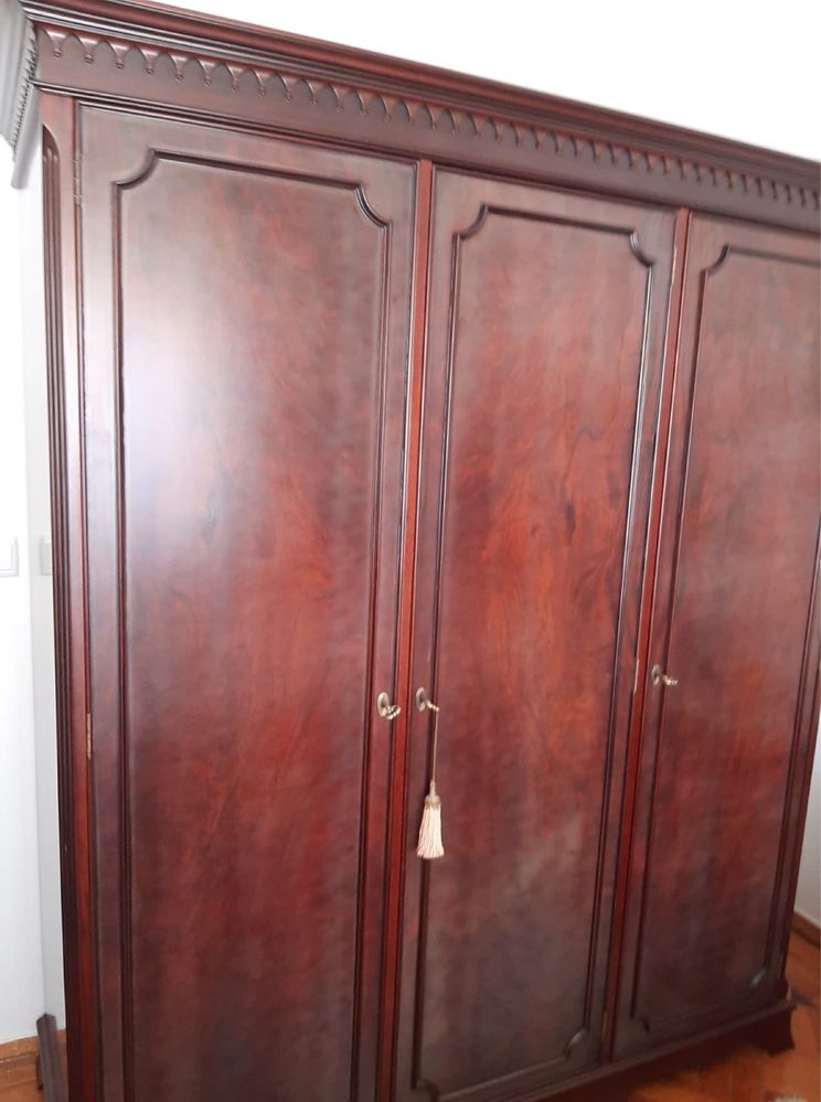 Mobília completa de quarto — cama, colchão, roupeiro e aparador