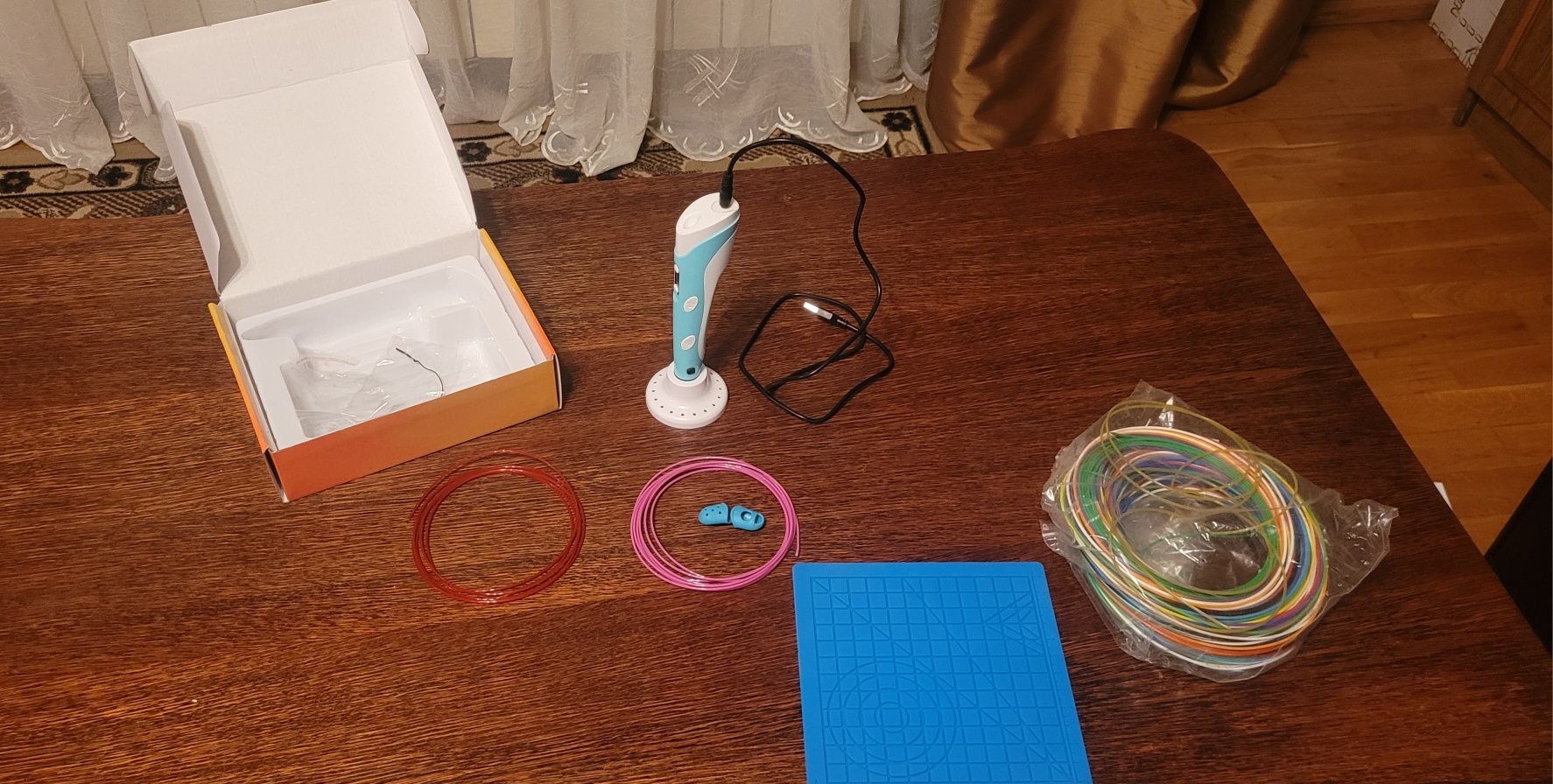 Pisak 3d z filamentem i podkładką gumową