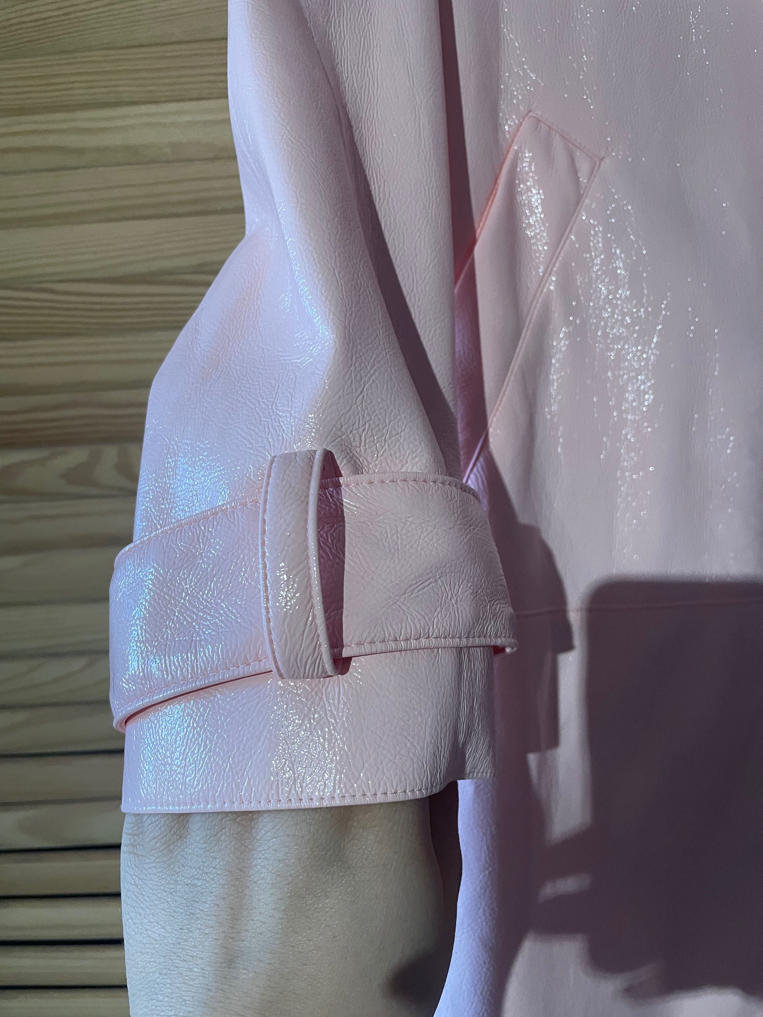 Płaszcz lakierowany różowy długi trencz jasny róż lateksowy winylowy s