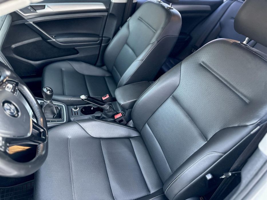 Volkswagen  Golf  2015 року.