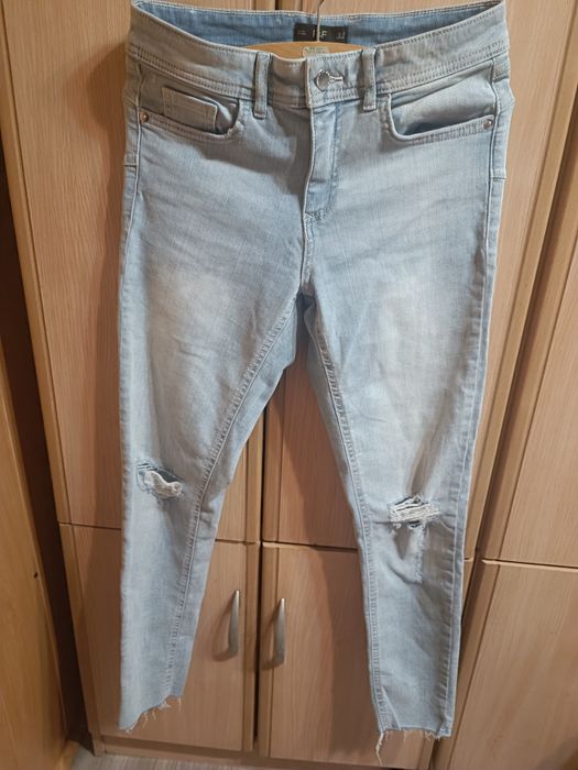 Spodnie damskie z rozdarciami