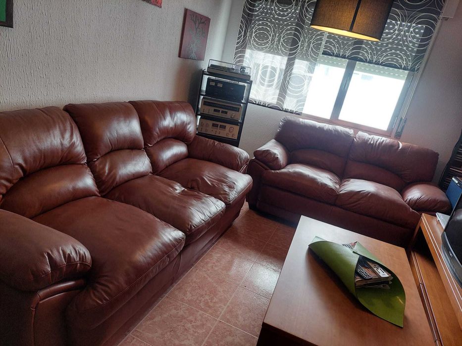 Sofás em pele com pouco uso em excelente estado