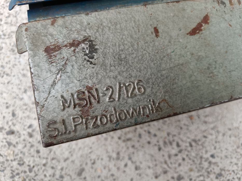 Skrzynka narzędziowa 126p pod siedzenie.