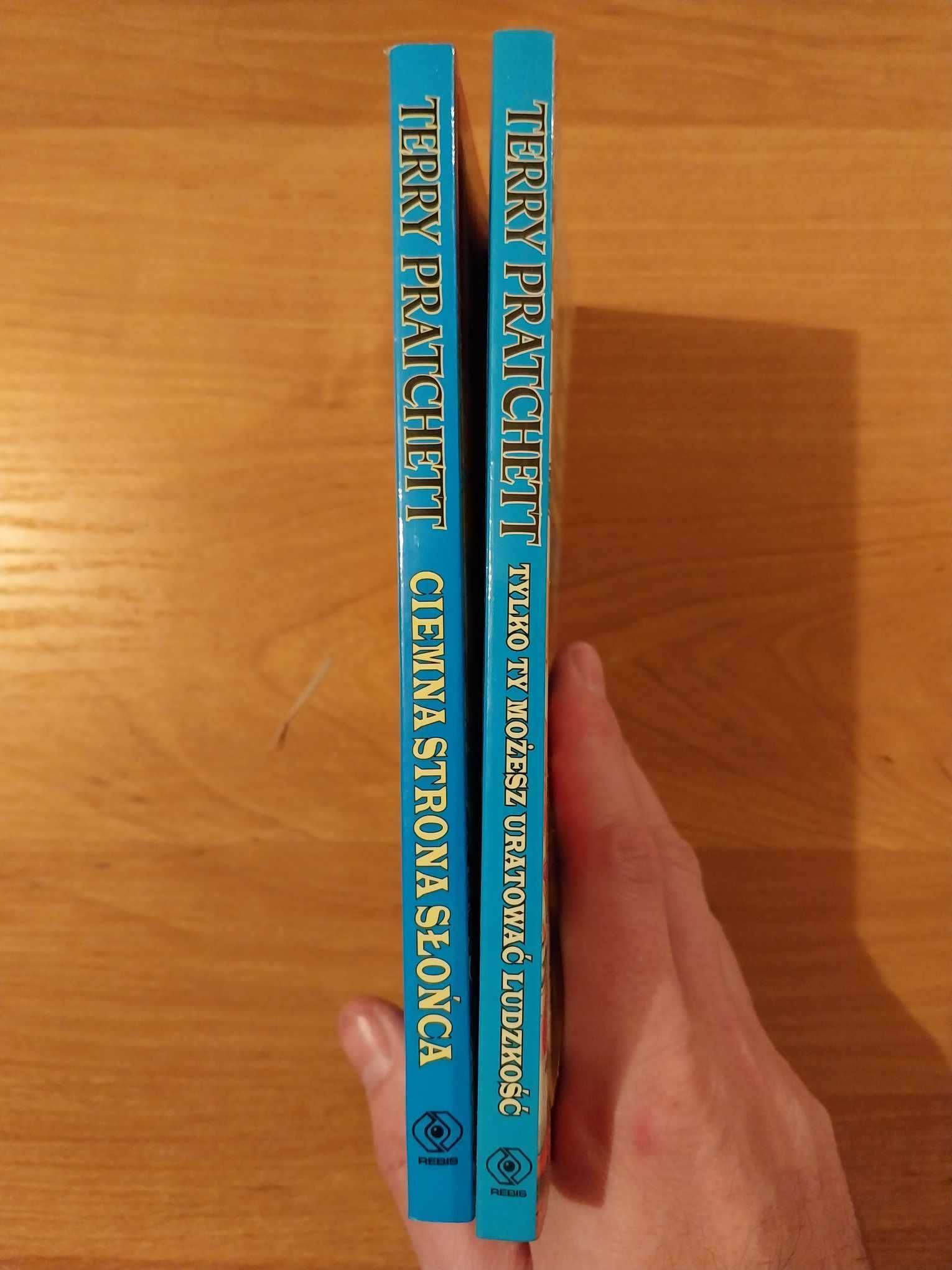 Tylko ty możesz uratować ludzkość + Ciemna strona... - Pratchett opis