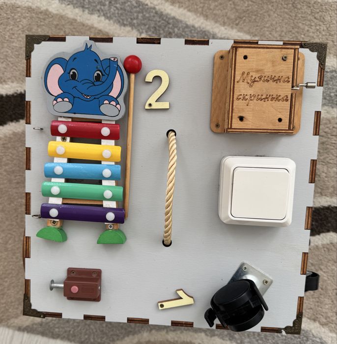 Бізікуб . Дитяча іграшка