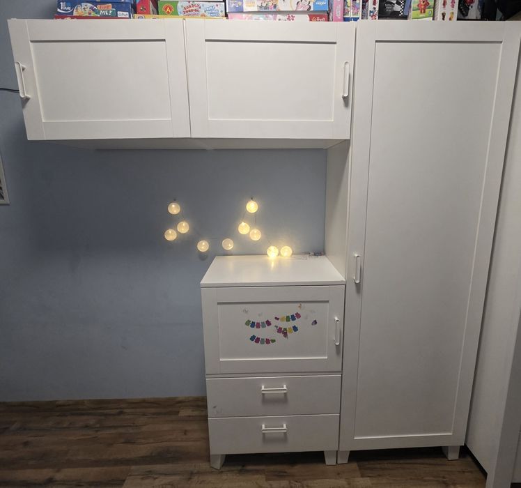 Zestaw mebli dziecięcych – białe, pojemne, stan dobry