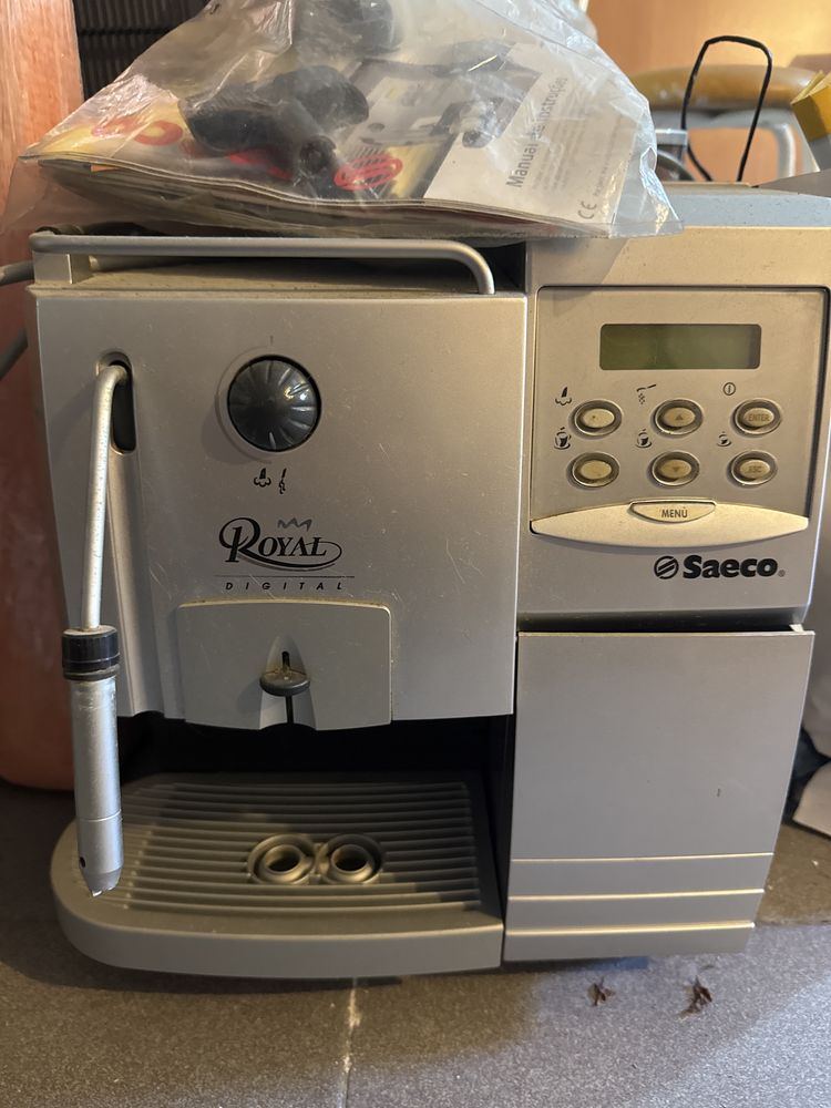 Maquina de café com moínho Saeco usada