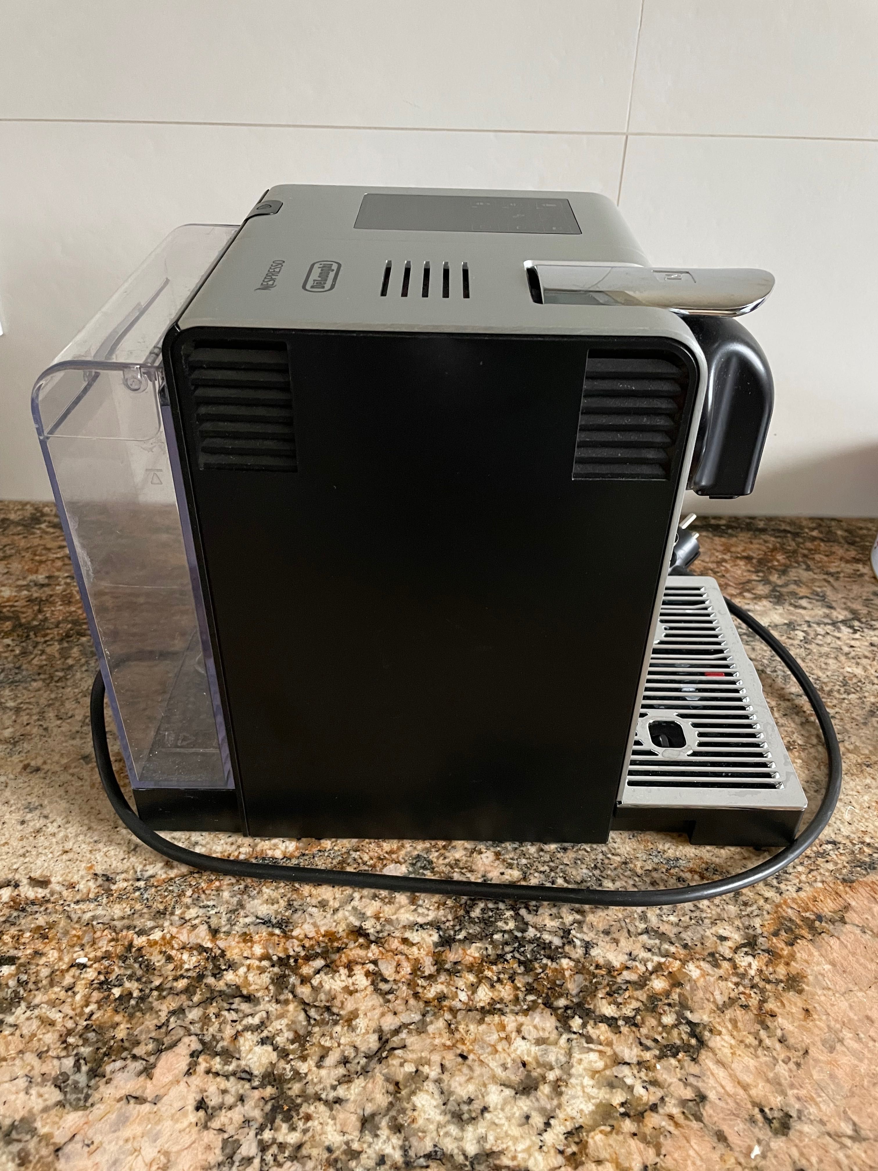 Ekspress do kawy Nespresso Delonghi