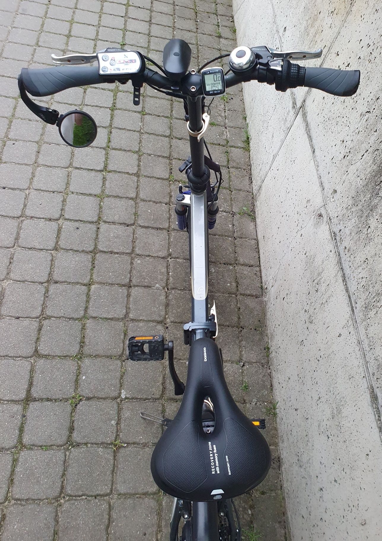 Miejski rower z silnikiem elektrycznym na dojazdy do pracy