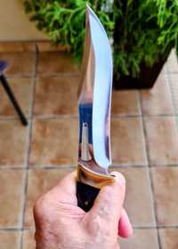 Duży masywny nóż ze stali nierdzewnej