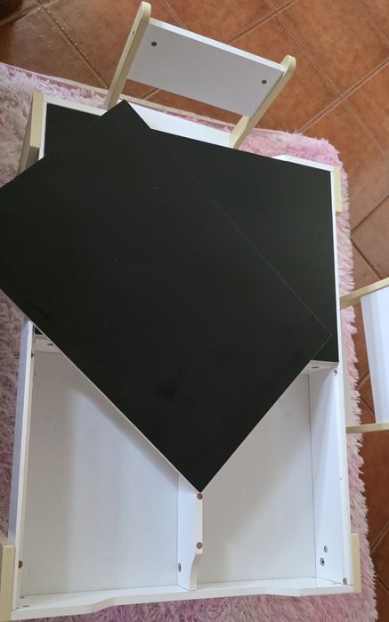 Mesa infantil com arrumação + 2 cadeiras