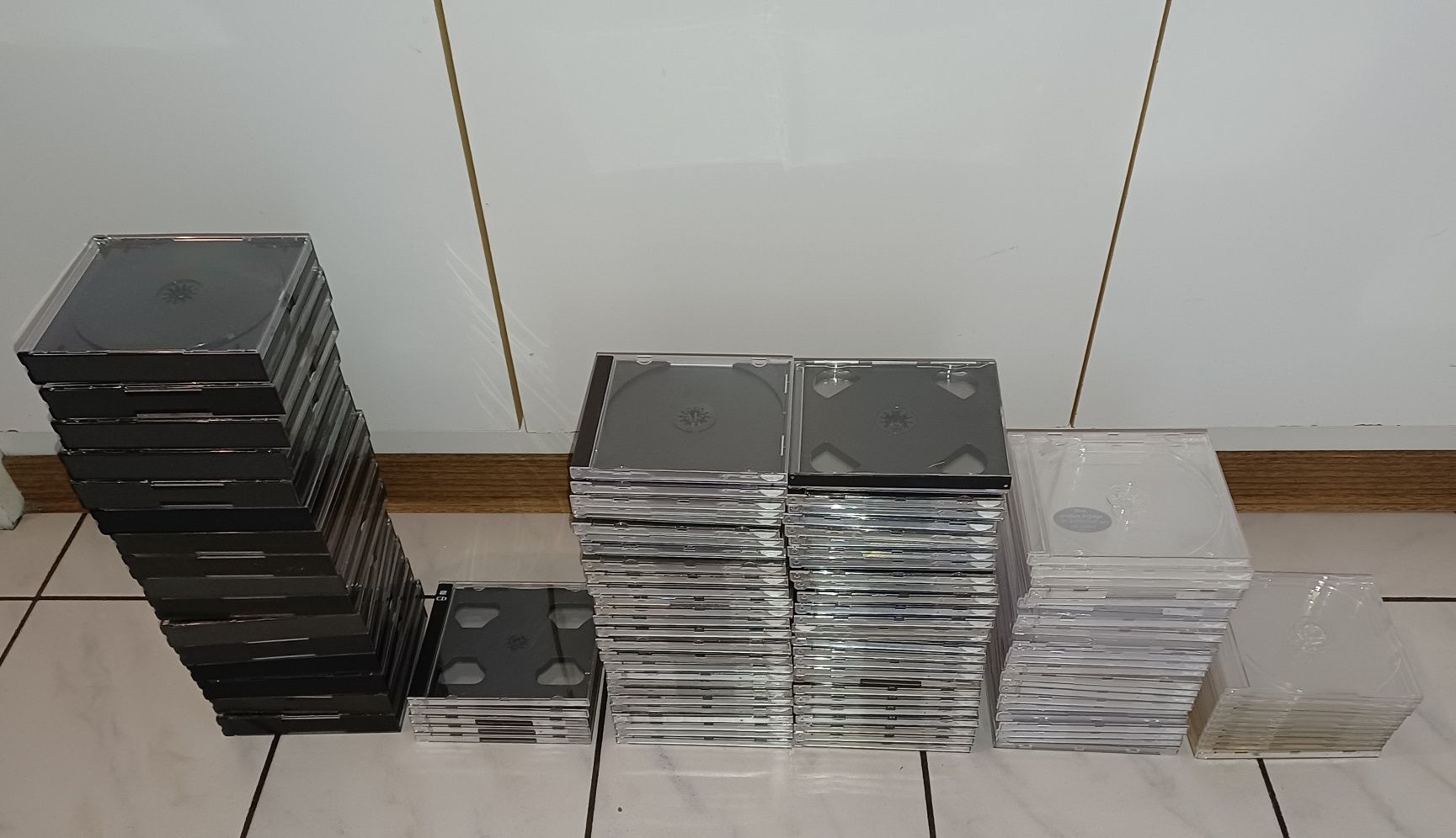 Duży zestaw pudełek na płyty CD.