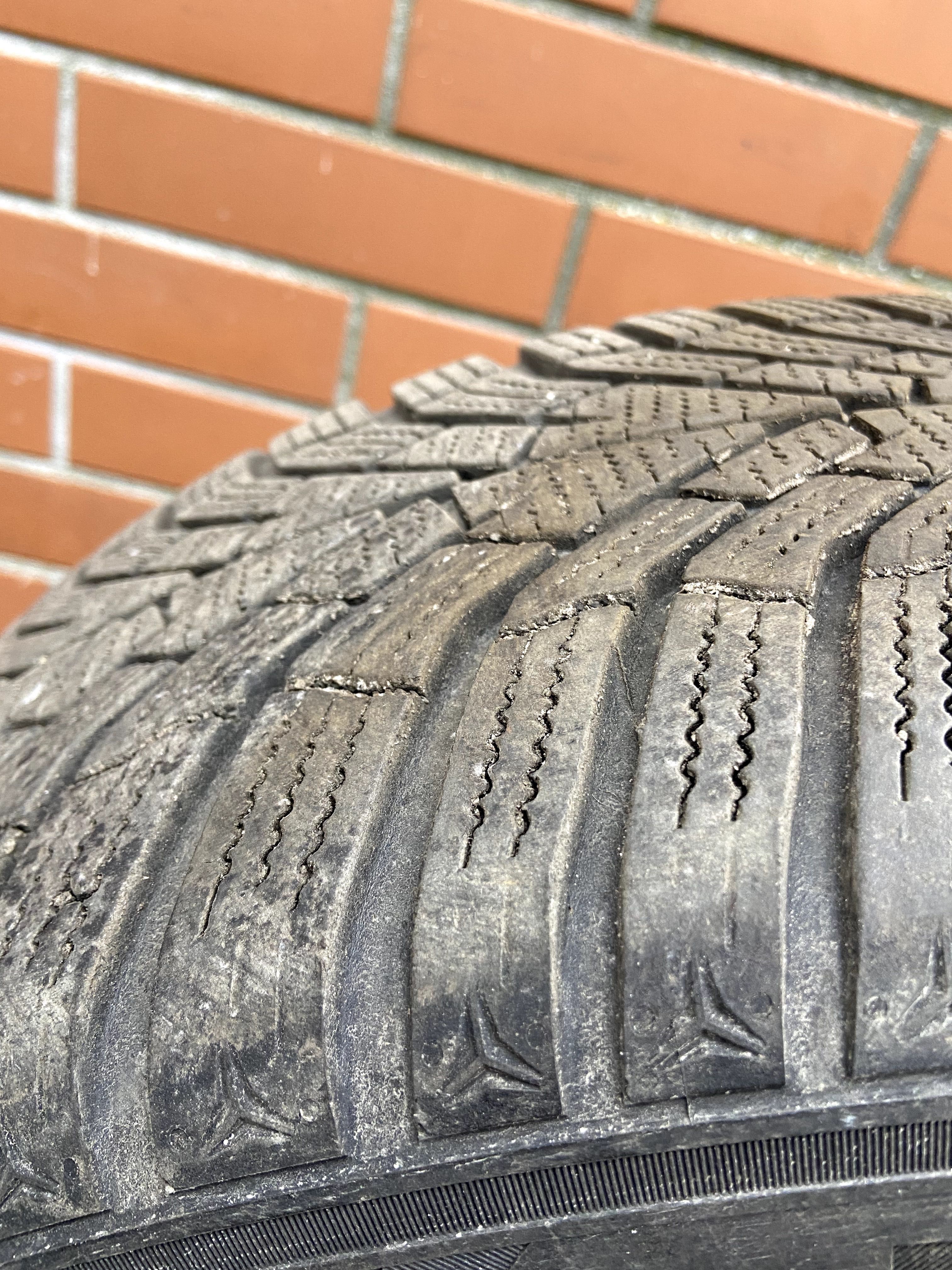 215 x 55 x 16    4 szt. Opony Zimowe Kumho z felgami stalowymi
