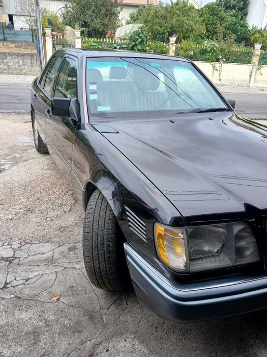 Mercedes E300d impecável