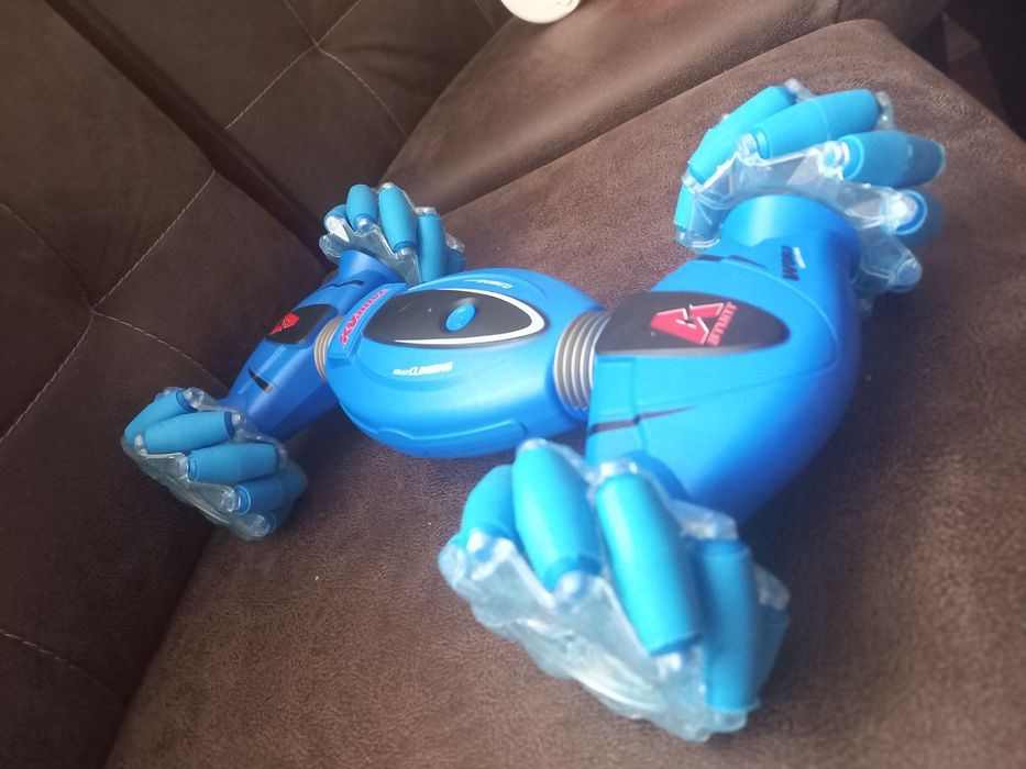 Машинка на керуванні від браслета