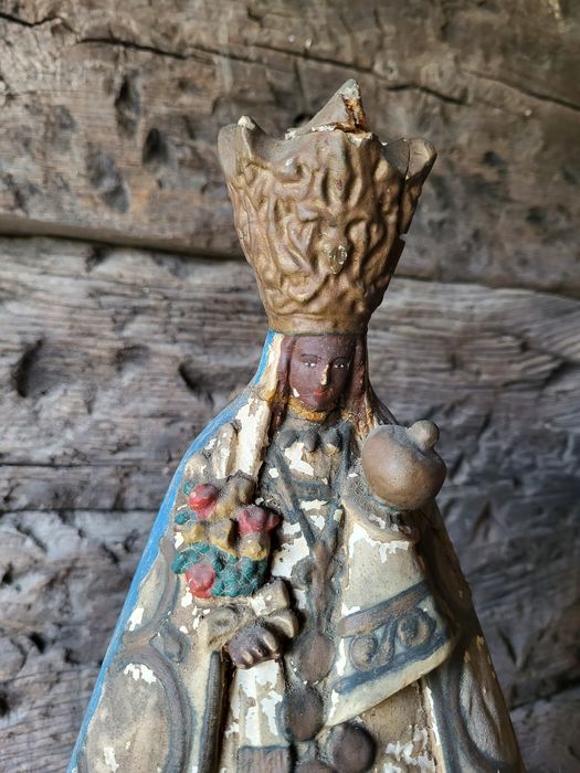 Stara figurka Czarna Madonna z Hal Maryja