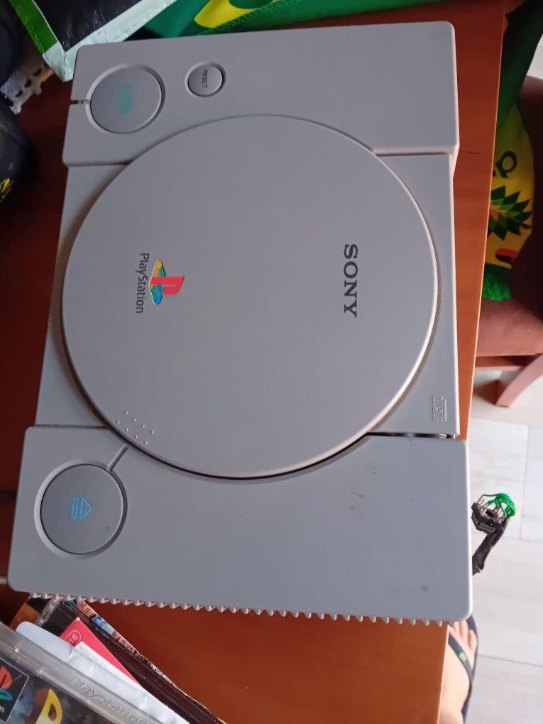 PlayStation 2 com dois comandos e 16 jogos