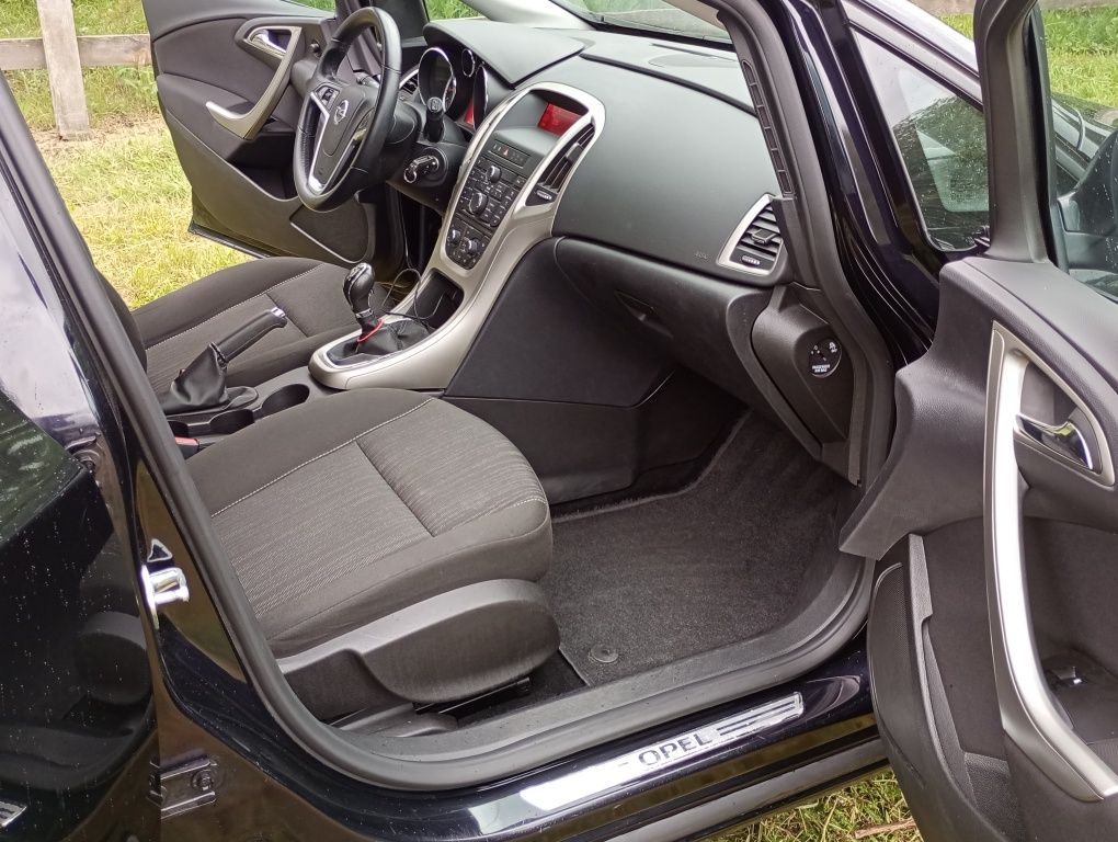 Opel Astra J 2010р. 1.6 115 л.с.