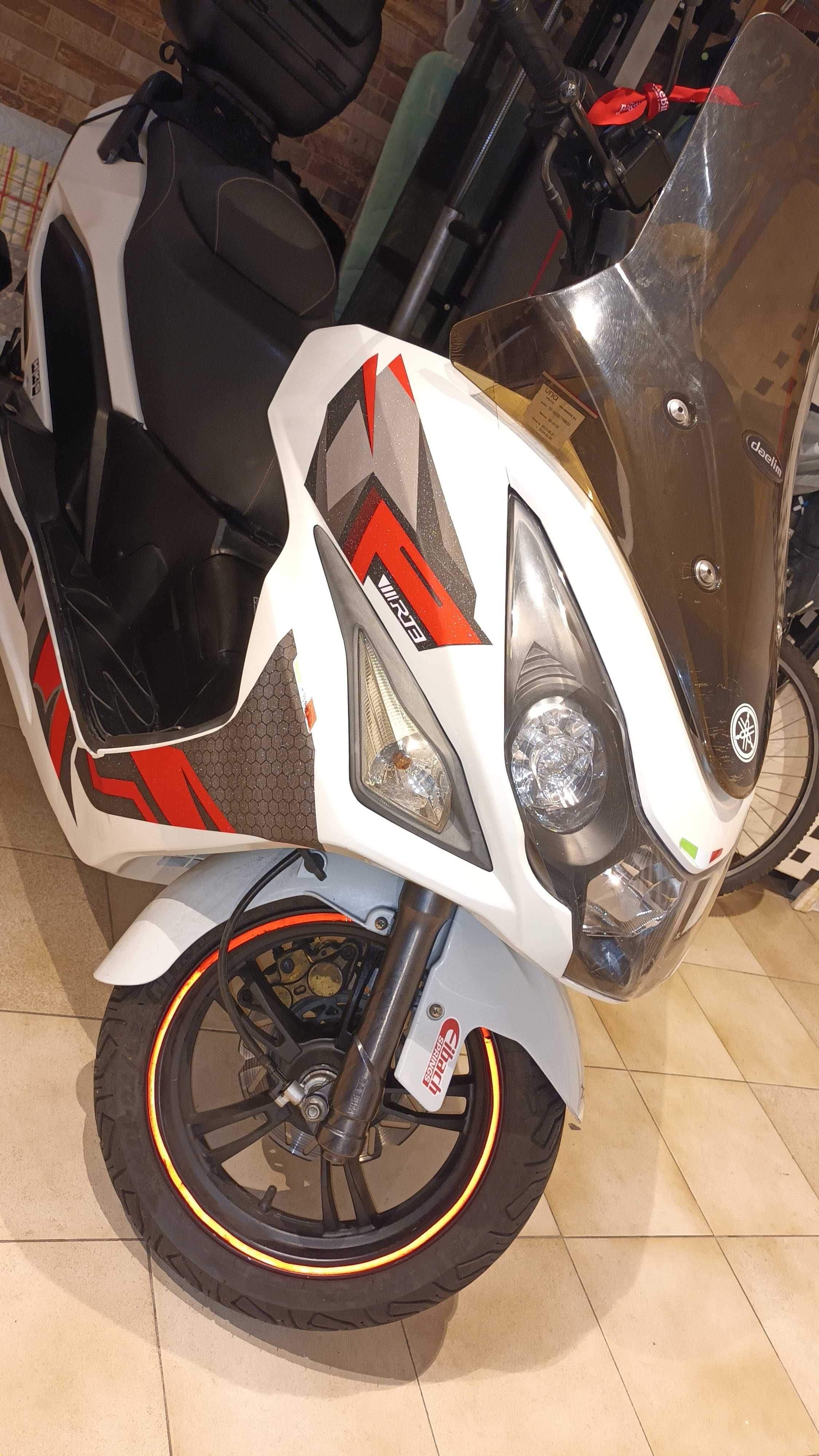 Troco por automovel  ( scooter 250 cc ano 2019)