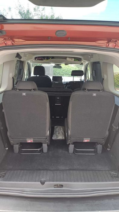 Veiculo com cadeira de rodas com elevador elétrico, acompanhante