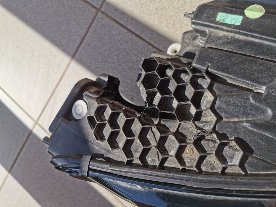 Продаю праву фару Audi E-tron