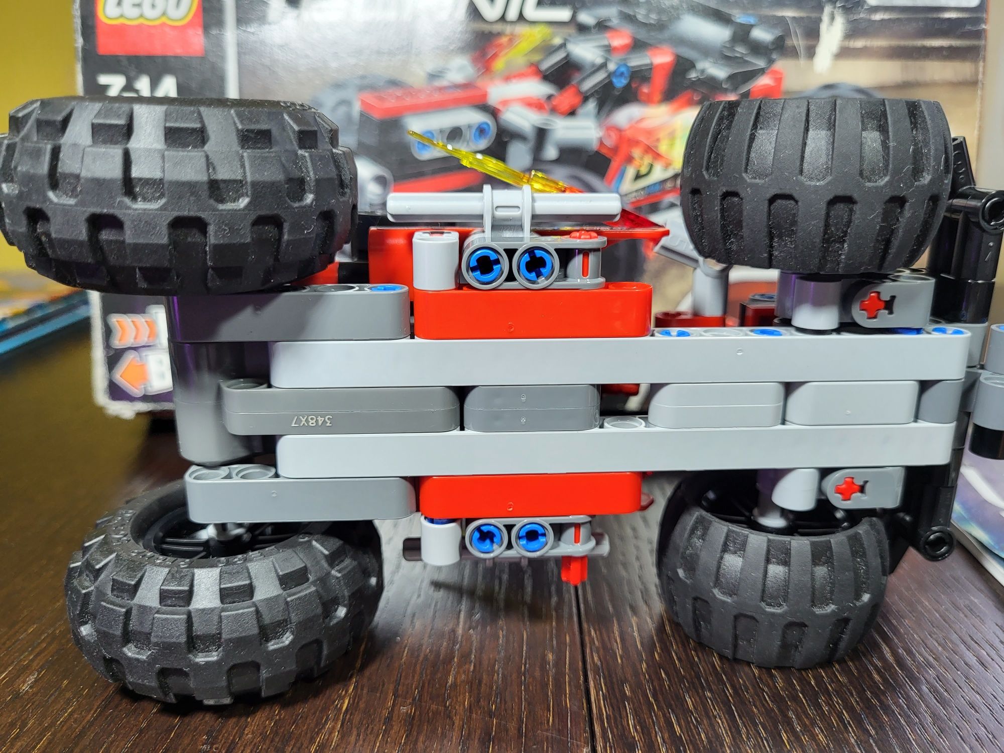 Klocki LEGO TECHNIC 42073 czerwona wyścigówka
