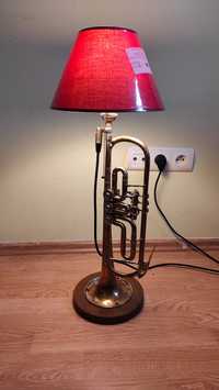 Настільна лампа в стилі лофт з музичної труби та червоним абажуром