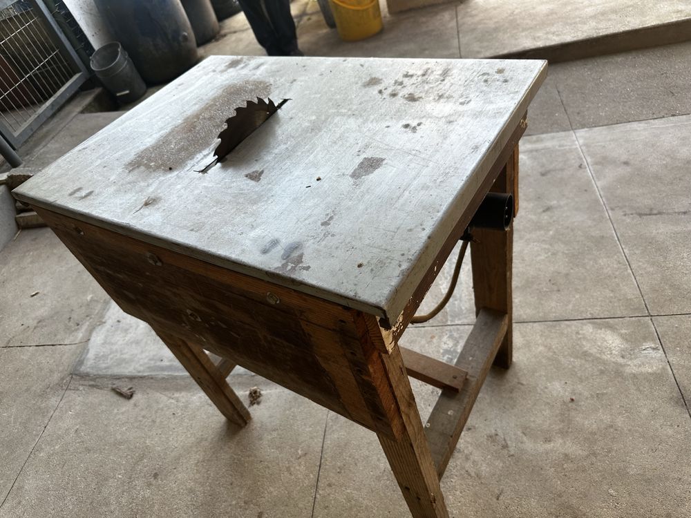 Mesa de serra com diaco