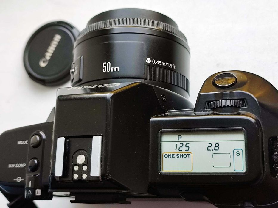 Плівковий фотоапарат Canon EOS 650 з об'єктивом Canon EF 50mm f/1.8 II