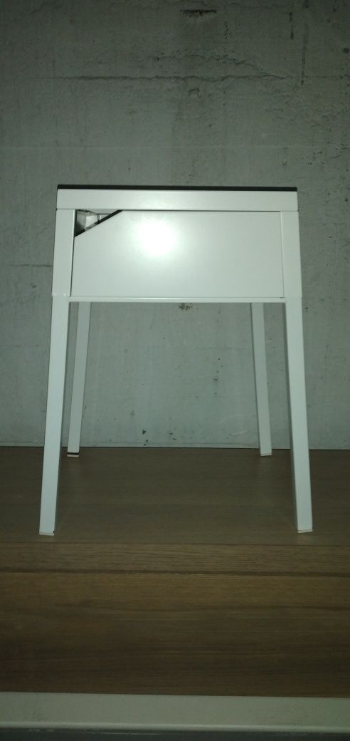 Mesa de cabeceira - ikea