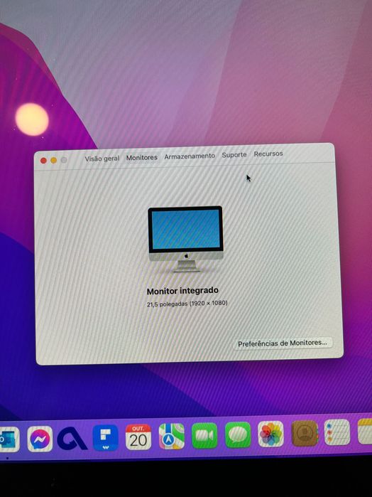 Computador com monitor, teclado  da APPLE, descrições em cada ecrã