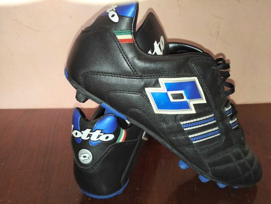 Взуття/спортивне/ футбольні бутси