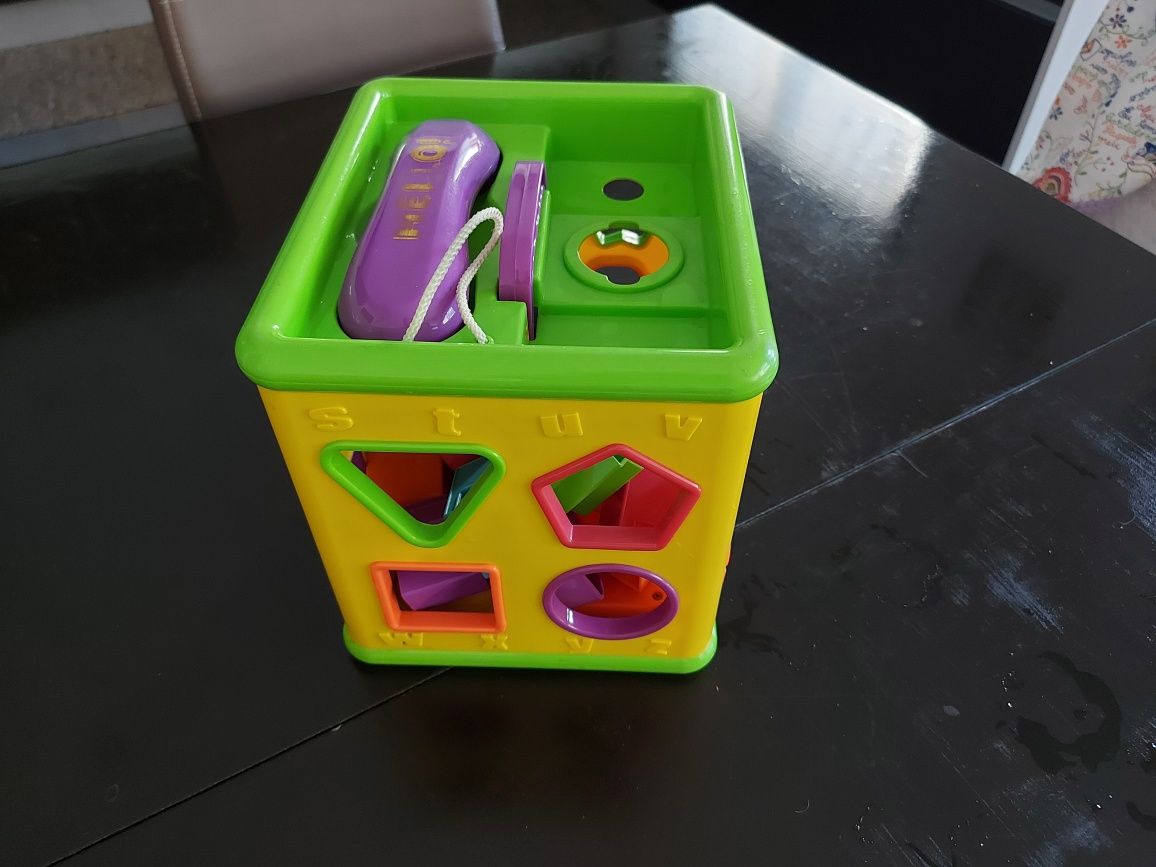 Cubo de encaixe com telefone