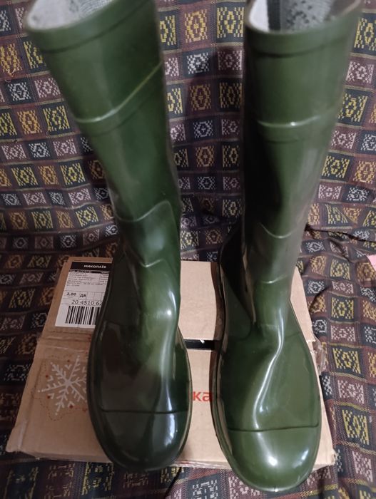 Продам новые резиновые сапоги 44 размера