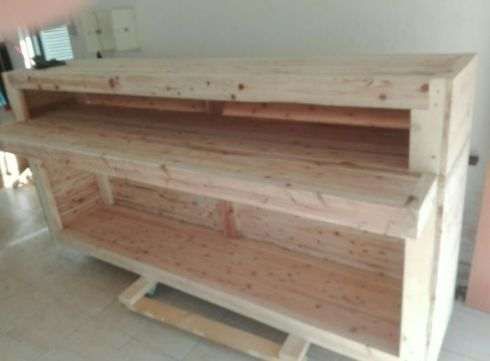 Balcão em madeira crua,rústico e muito robusto.